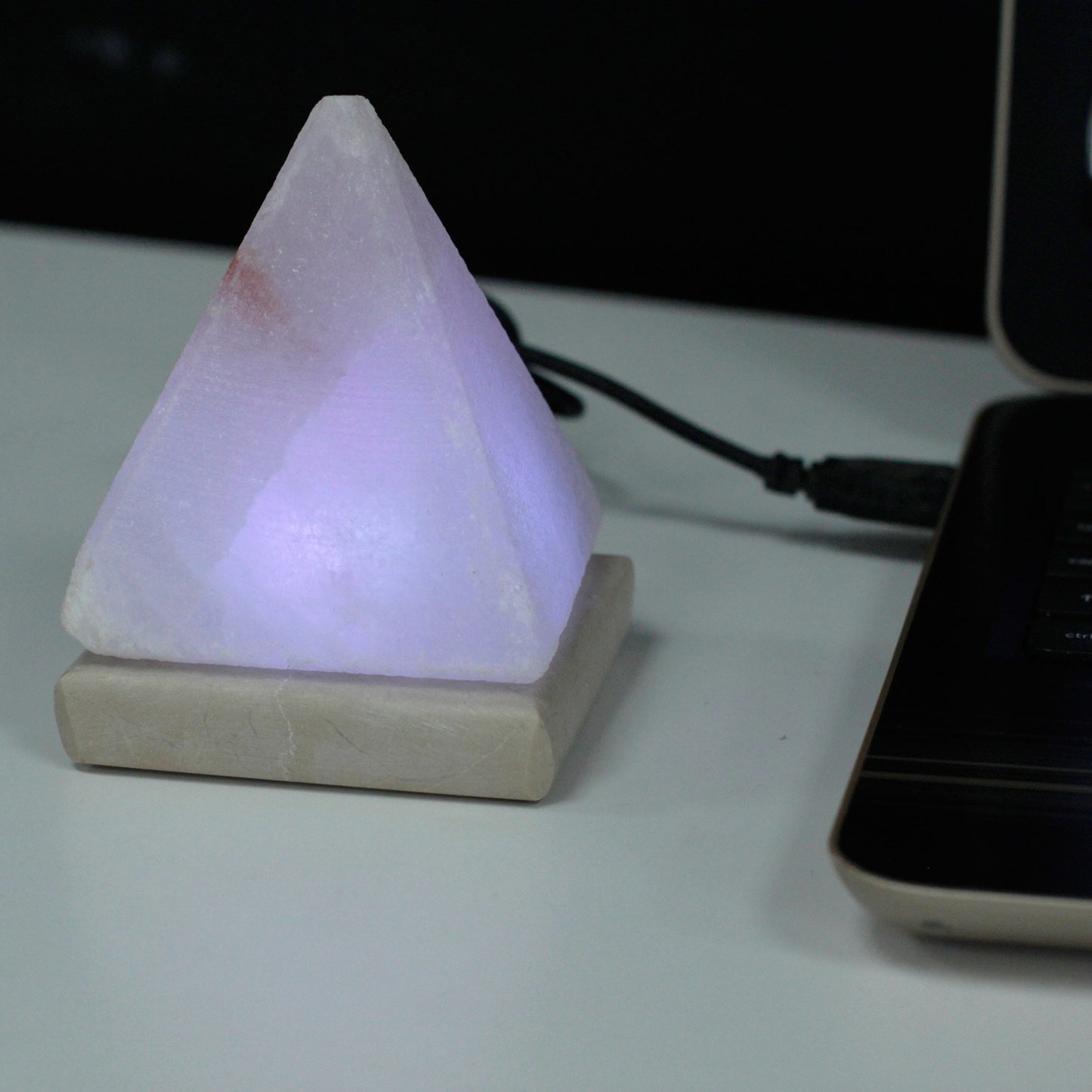 WHITE Pyramid USB salt lamp - 9 cm (multi)